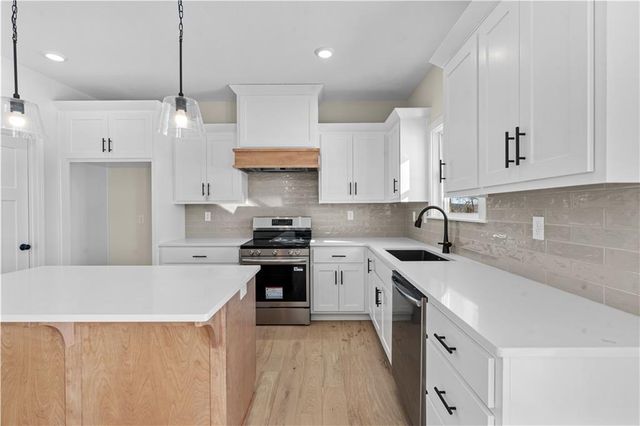 1969 Longview Drive, Liberty, MO 64068