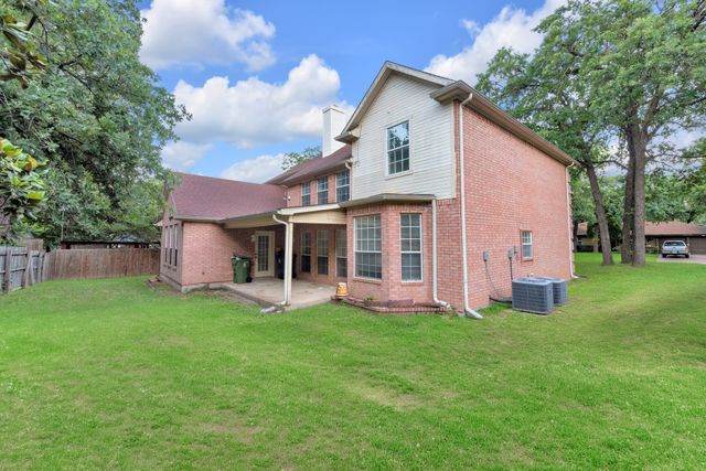 2119 Twin Elms Drive, Arlington, TX 76012