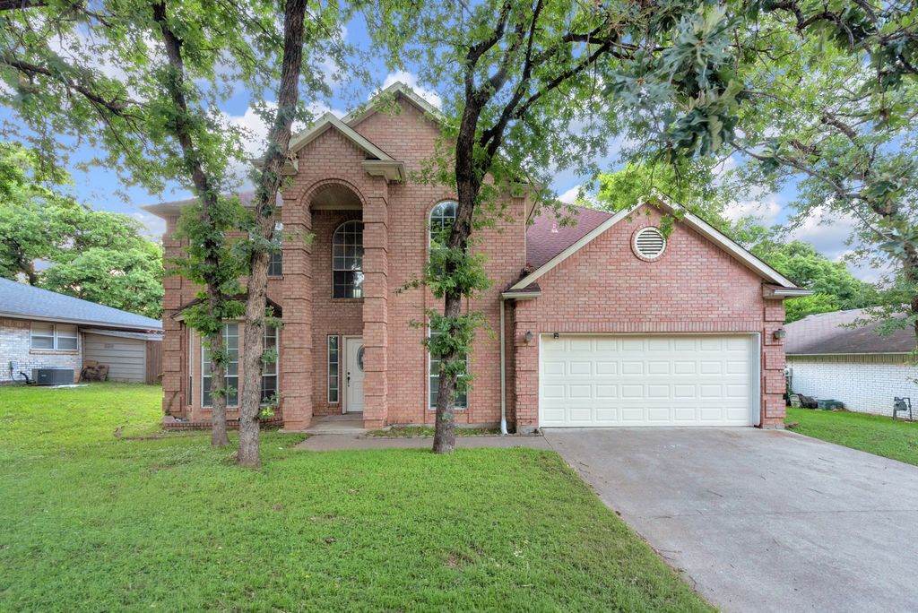 2119 Twin Elms Drive, Arlington, TX 76012