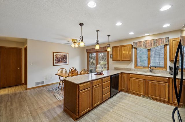 5877 S Winwood Drive, Johnston, IA 50131