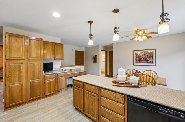 5877 S Winwood Drive, Johnston, IA 50131
