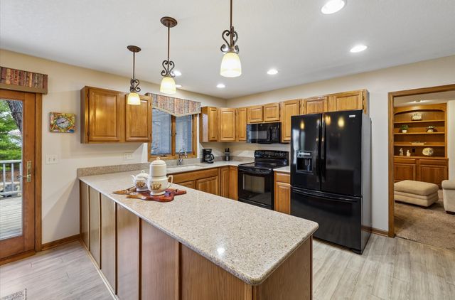 5877 S Winwood Drive, Johnston, IA 50131