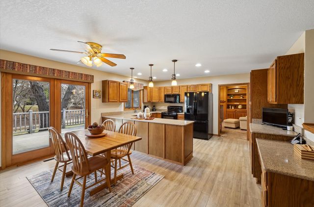 5877 S Winwood Drive, Johnston, IA 50131