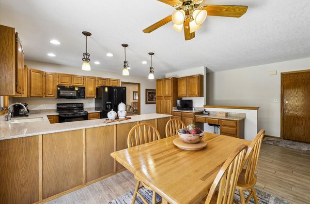 5877 S Winwood Drive, Johnston, IA 50131