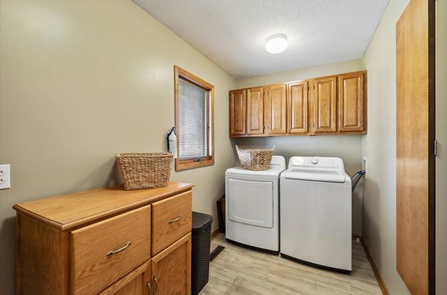 5877 S Winwood Drive, Johnston, IA 50131