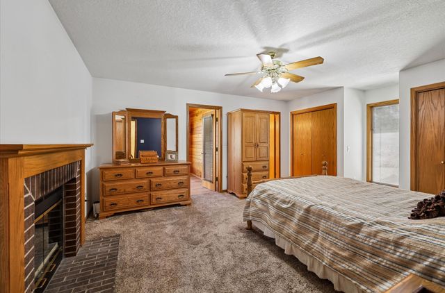 5877 S Winwood Drive, Johnston, IA 50131