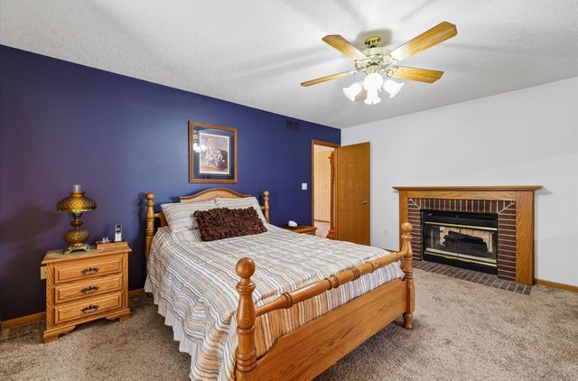 5877 S Winwood Drive, Johnston, IA 50131