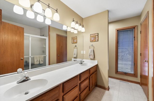 5877 S Winwood Drive, Johnston, IA 50131