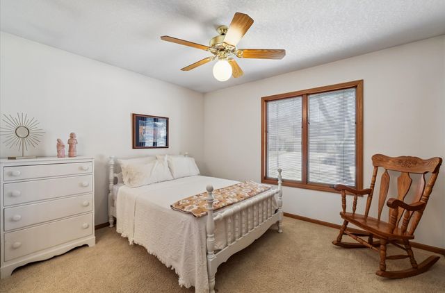 5877 S Winwood Drive, Johnston, IA 50131