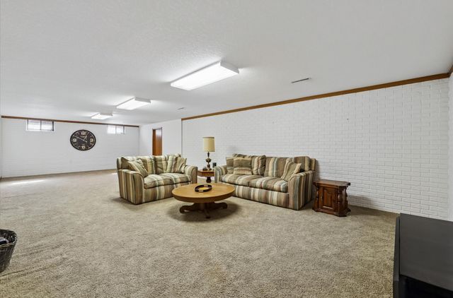 5877 S Winwood Drive, Johnston, IA 50131