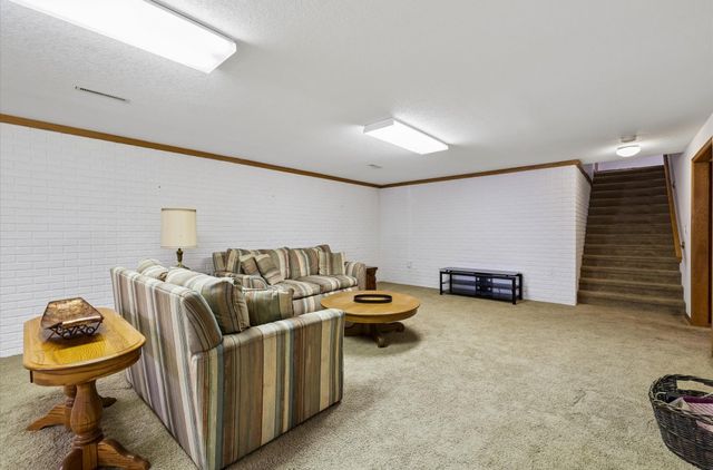 5877 S Winwood Drive, Johnston, IA 50131