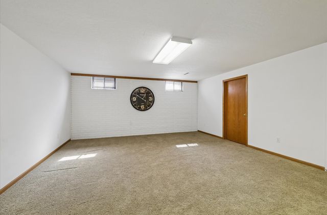 5877 S Winwood Drive, Johnston, IA 50131