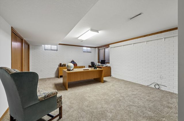 5877 S Winwood Drive, Johnston, IA 50131