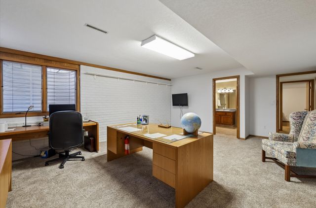 5877 S Winwood Drive, Johnston, IA 50131