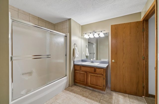 5877 S Winwood Drive, Johnston, IA 50131