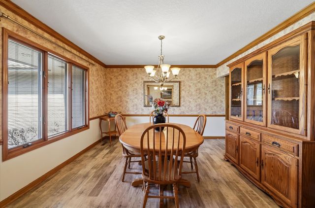 5877 S Winwood Drive, Johnston, IA 50131