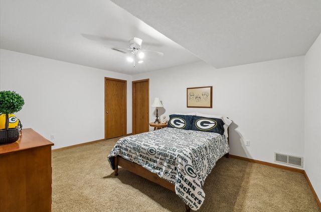 5877 S Winwood Drive, Johnston, IA 50131