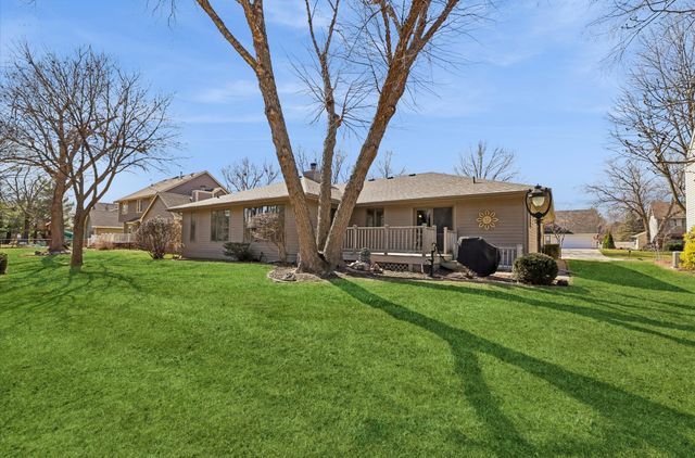 5877 S Winwood Drive, Johnston, IA 50131