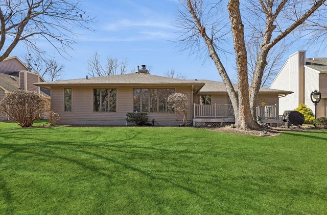 5877 S Winwood Drive, Johnston, IA 50131