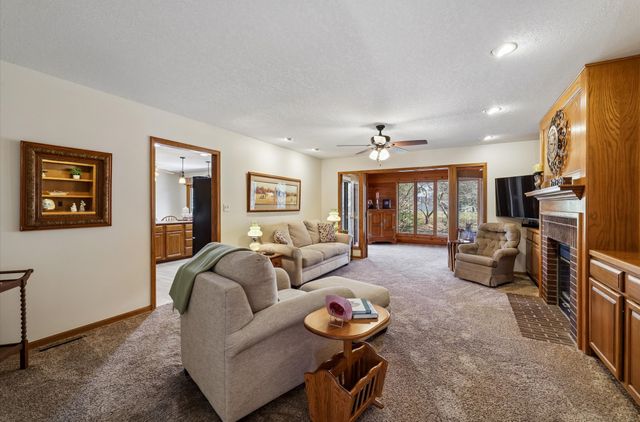 5877 S Winwood Drive, Johnston, IA 50131