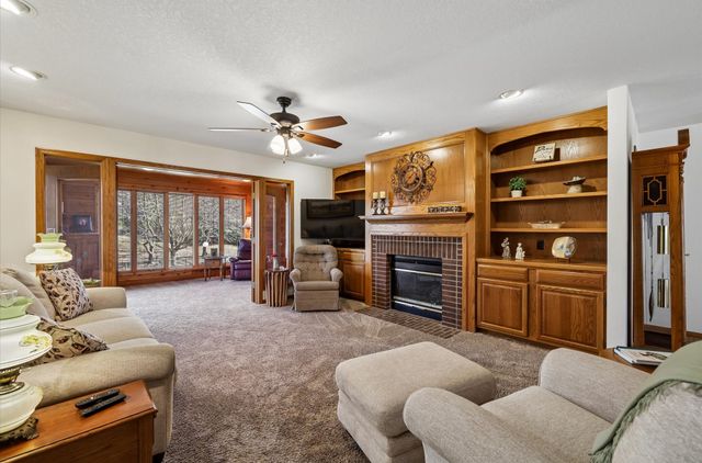 5877 S Winwood Drive, Johnston, IA 50131