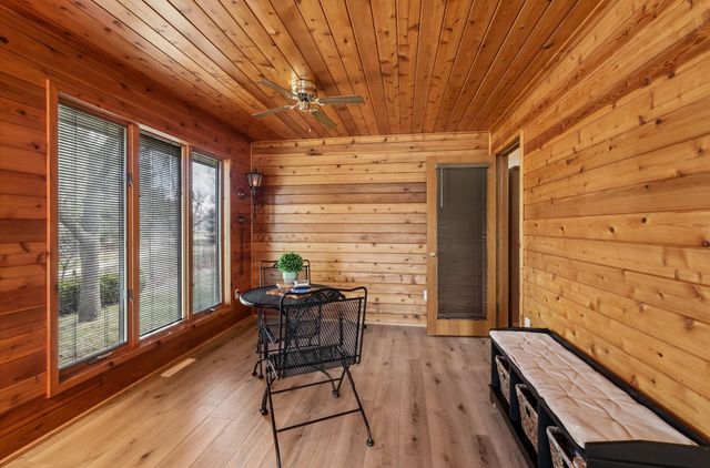 5877 S Winwood Drive, Johnston, IA 50131