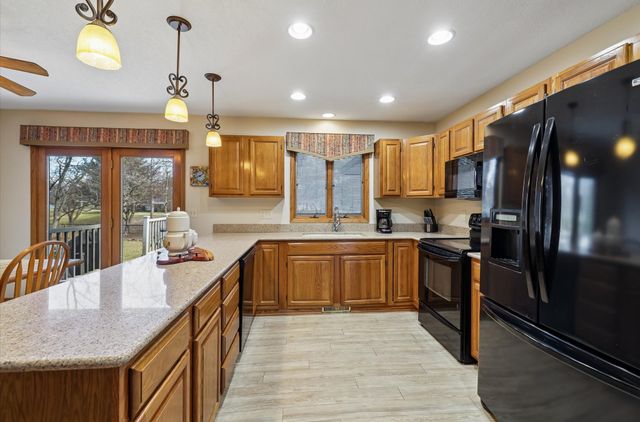 5877 S Winwood Drive, Johnston, IA 50131