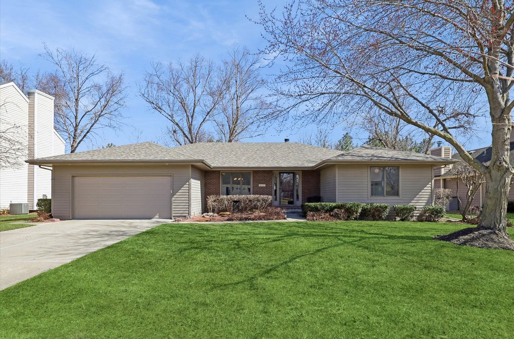 5877 S Winwood Drive, Johnston, IA 50131