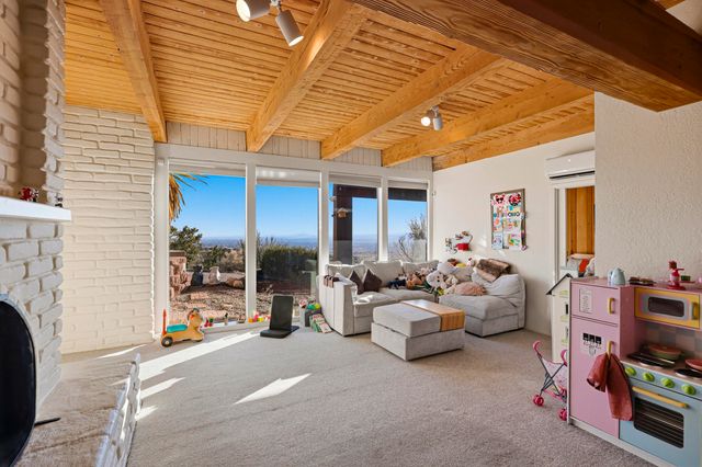 39 Tierra Monte Street NE, Albuquerque, NM 87122