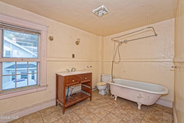 42 N Lake Avenue, Troy, NY 12180