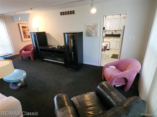 6965 N Adams Road, Bloomfield Hills, MI 48304