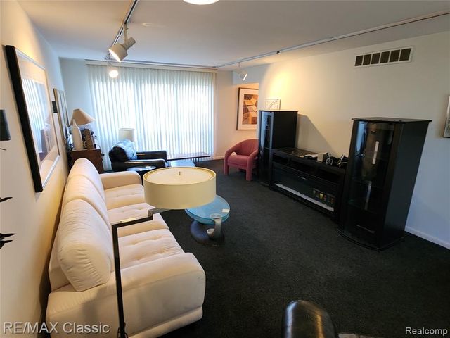 6965 N Adams Road, Bloomfield Hills, MI 48304