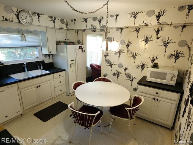 6965 N Adams Road, Bloomfield Hills, MI 48304