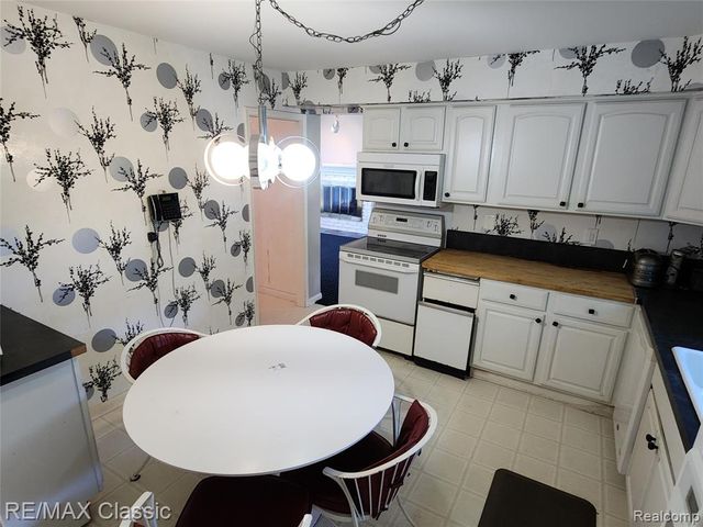 6965 N Adams Road, Bloomfield Hills, MI 48304