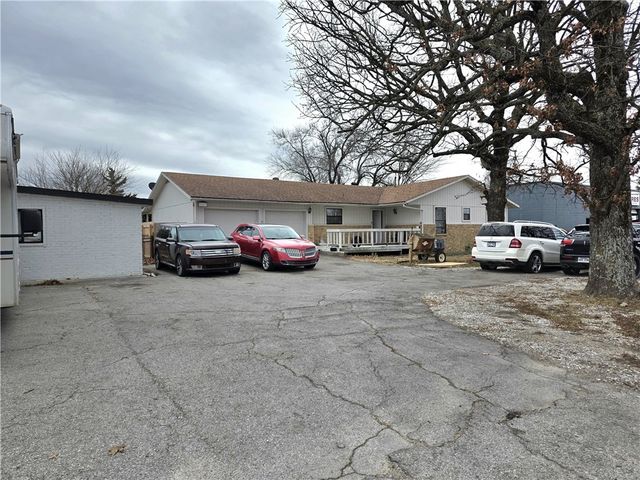 2007 W Huntsville Avenue, Springdale, AR 72762