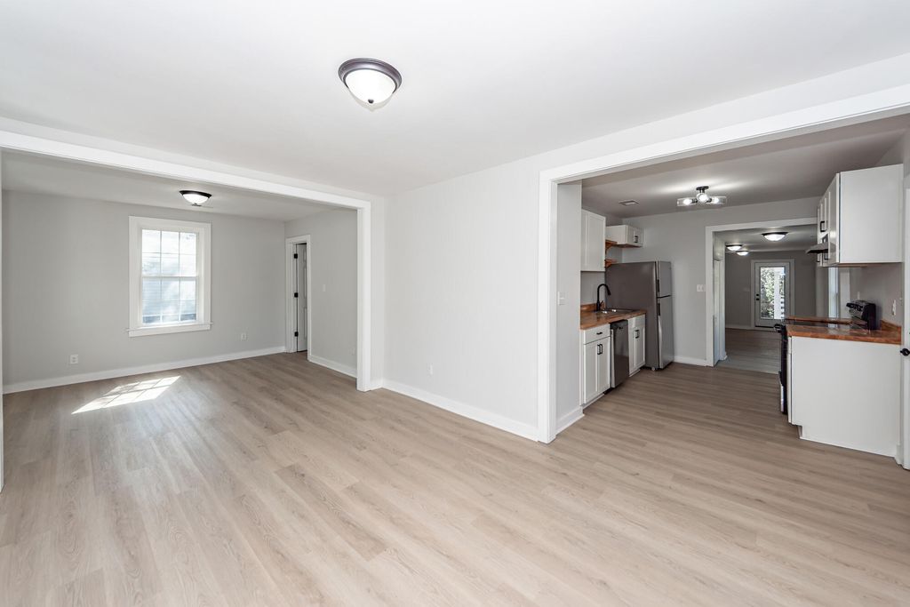 Image 5 of property listing at 2646 Madden Drive, North Charleston, SC 29405