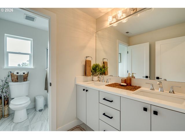 9728 N ALDER St, Camas, WA 98607