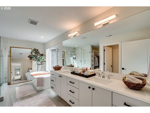 9728 N ALDER St, Camas, WA 98607