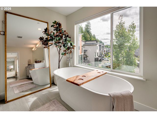 9728 N ALDER St, Camas, WA 98607