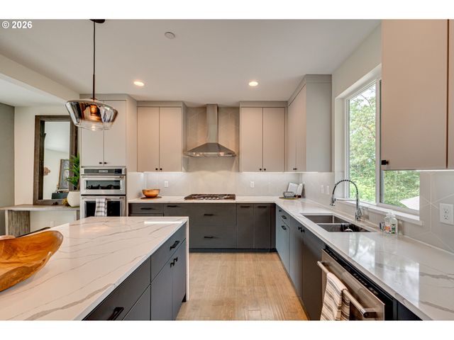 9728 N ALDER St, Camas, WA 98607