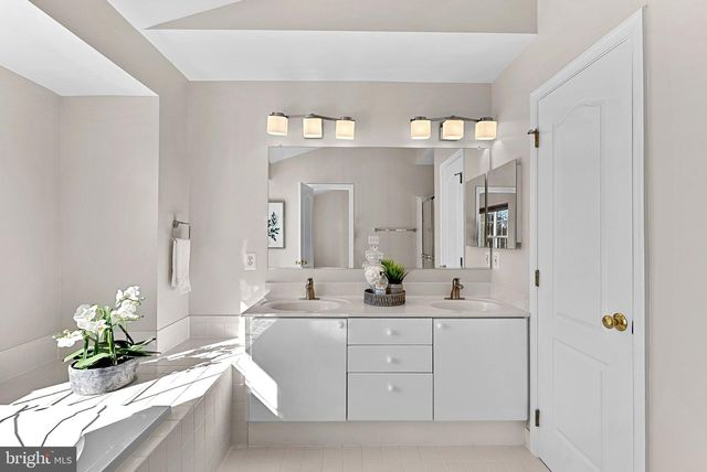 1733 STUART POINTE LN, Herndon, VA 20170