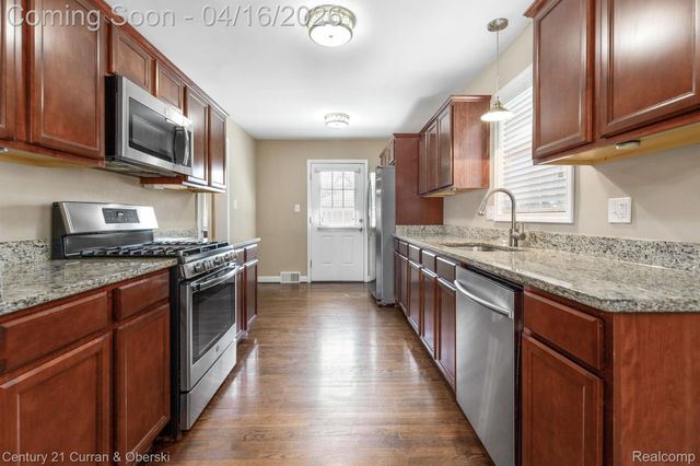 16925 MADOLINE Street, Beverly Hills Village, MI 48025