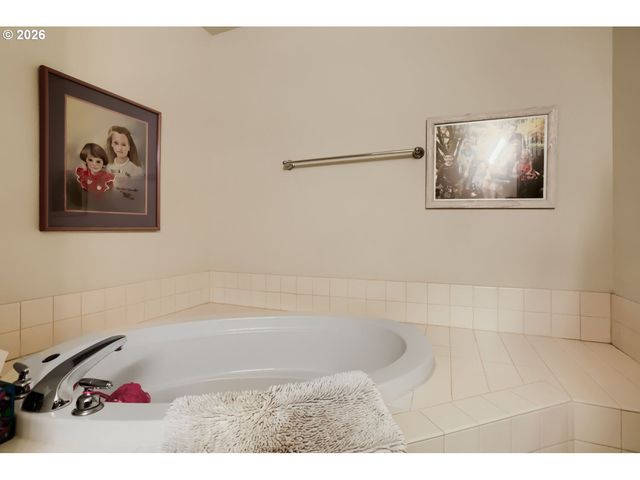 1390 Ne PARK Ln, Fairview, OR 97024