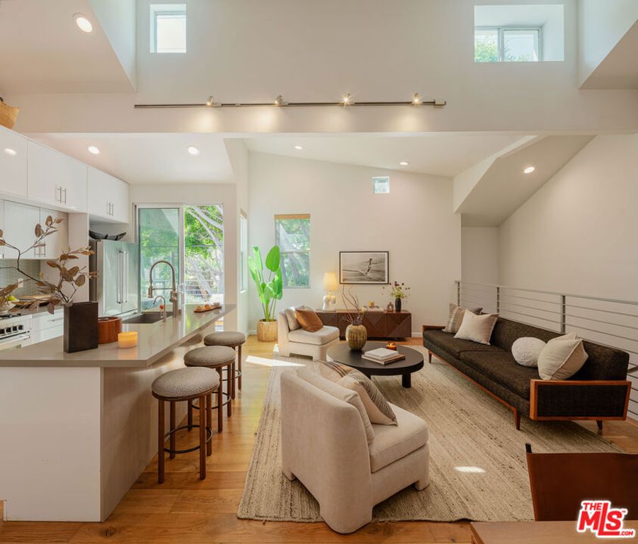Image 15 of property listing at 1803 16th Street B, Santa Monica, CA 90404