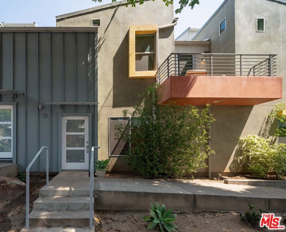 Image 3 of property listing at 1803 16th Street B, Santa Monica, CA 90404