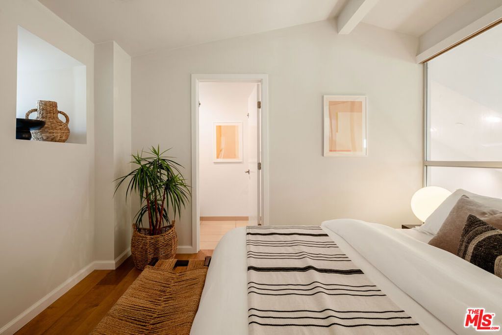 Image 32 of property listing at 1803 16th Street B, Santa Monica, CA 90404