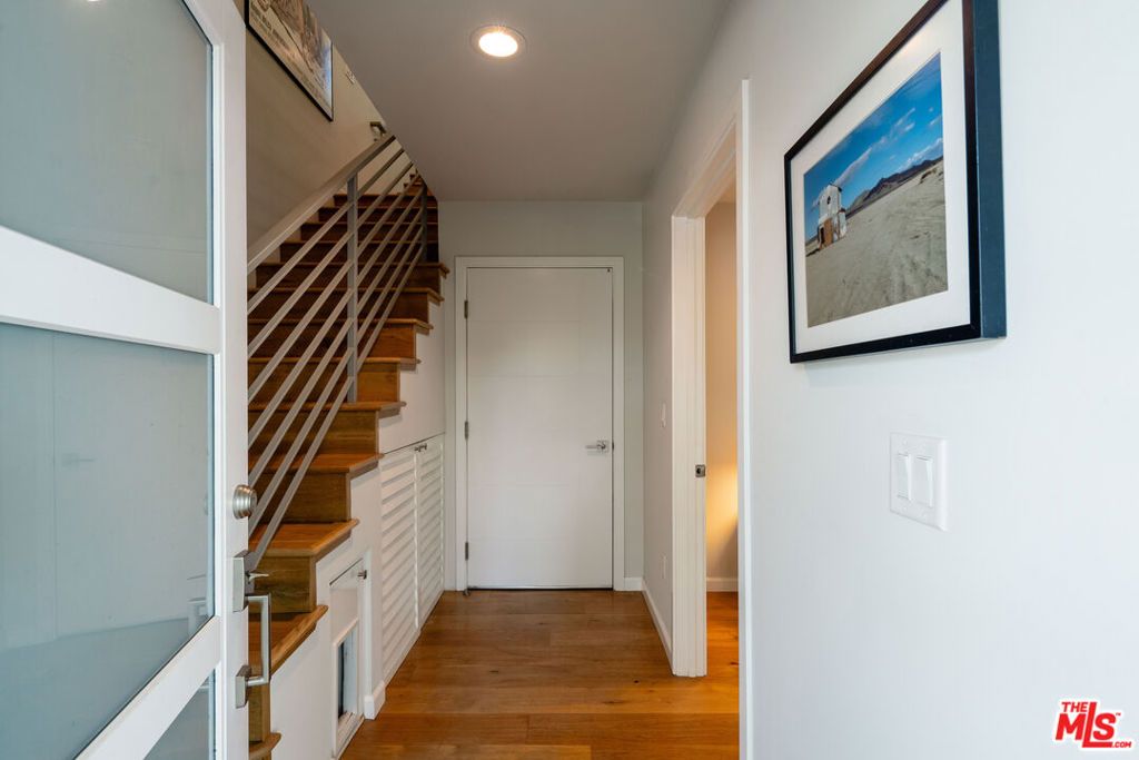 Image 4 of property listing at 1803 16th Street B, Santa Monica, CA 90404