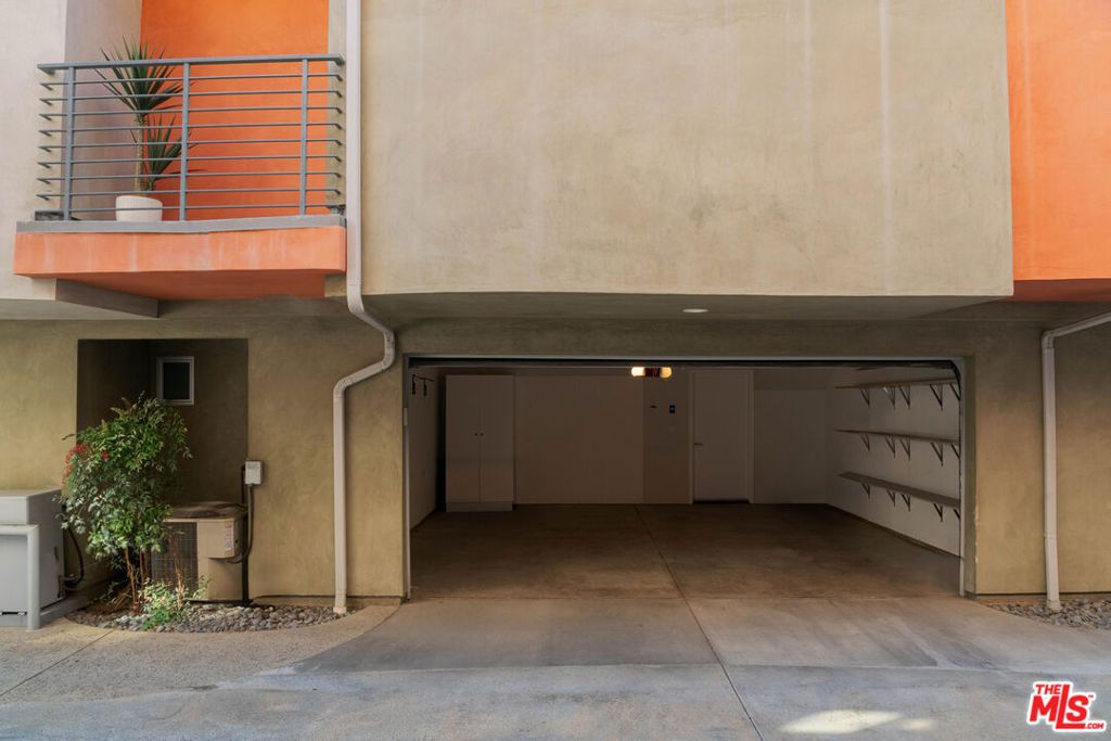 Image 40 of property listing at 1803 16th Street B, Santa Monica, CA 90404