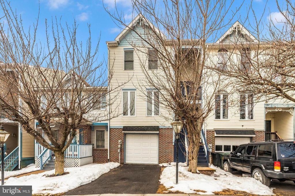 605 KNIGHTSBRIDGE DR, Hagerstown, MD 21740