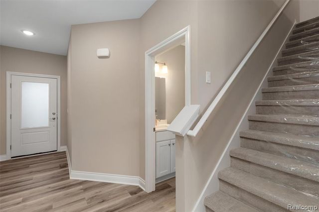 811 Balmoral Ln, Troy, MI 48085